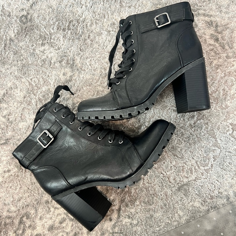 TORRID LACE UP HEELED COMBAT BOOTS SIZE 9.5W